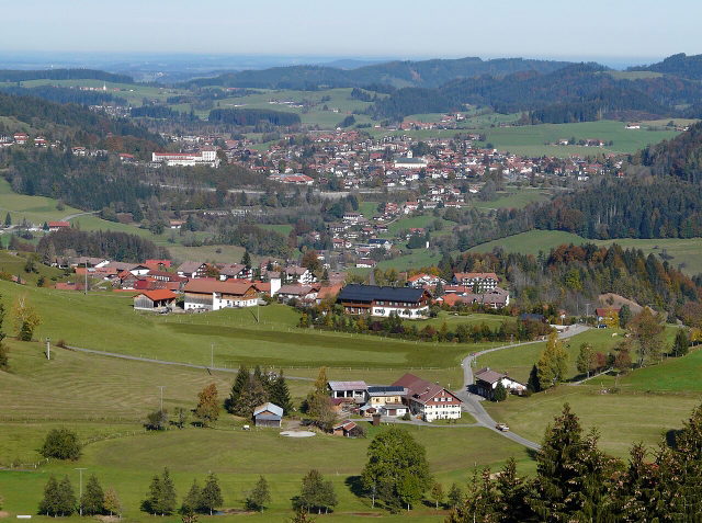 Umgebungsmotiv: Grüne Wiesen und Blick über Steibis nach Oberstaufen