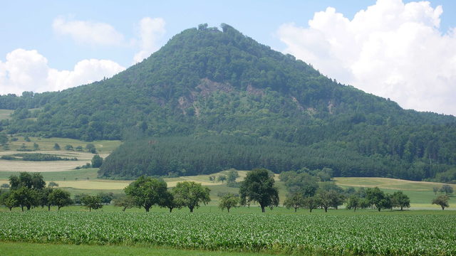 Hohenhewen in der Hegaulandschaft