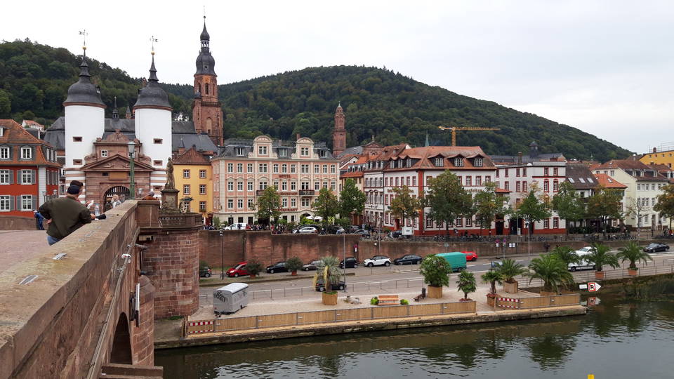 Blick von der Alten Brücke auf die Heidelberger Altstadt und ihre Kirchen