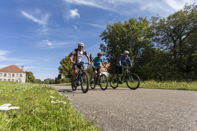 Radfahrende auf der Leinenweber-Tour