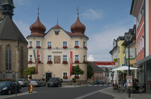 Rathaus und Kirche im Zentrum von Bad Leonfelden