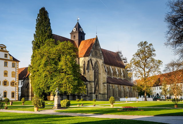 Kloster Salem mit Münster und Gartenanlage im Vordergrund
