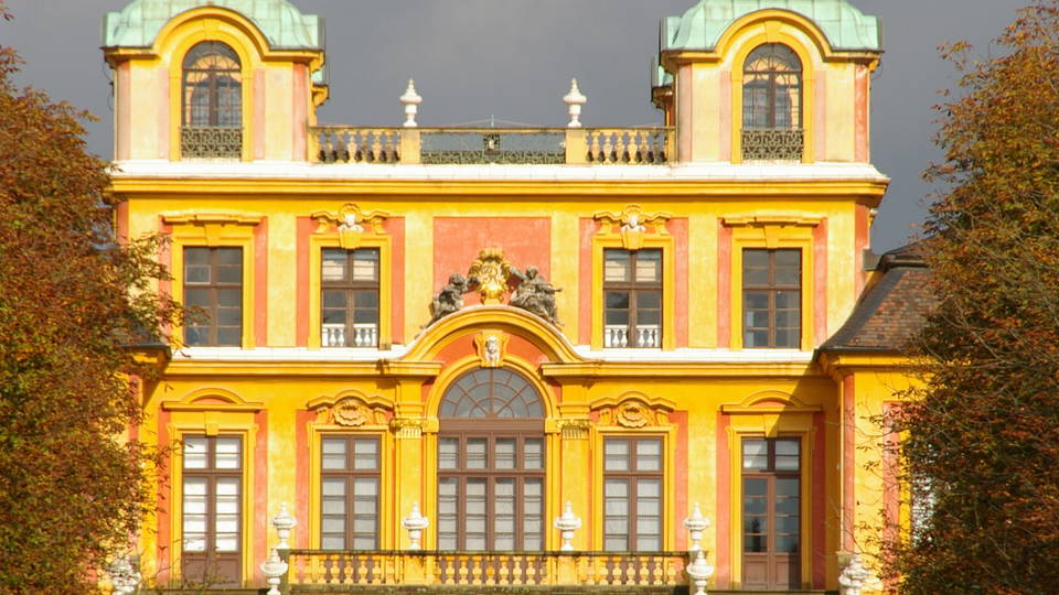 Schloss Favorite zwischen alten Bäumen im Ludwigsburger Favoritepark.