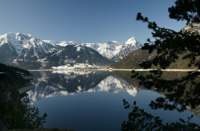 Blick über den Achensee auf Pertisau und das Karwendel