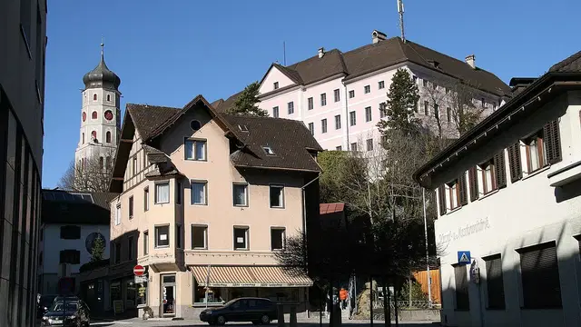 Blick von der Herrengasse auf Laurentiuskirche und Schloss Gayenhofen in Bludenz. Ortsmotiv zur Ausflugsplanung.