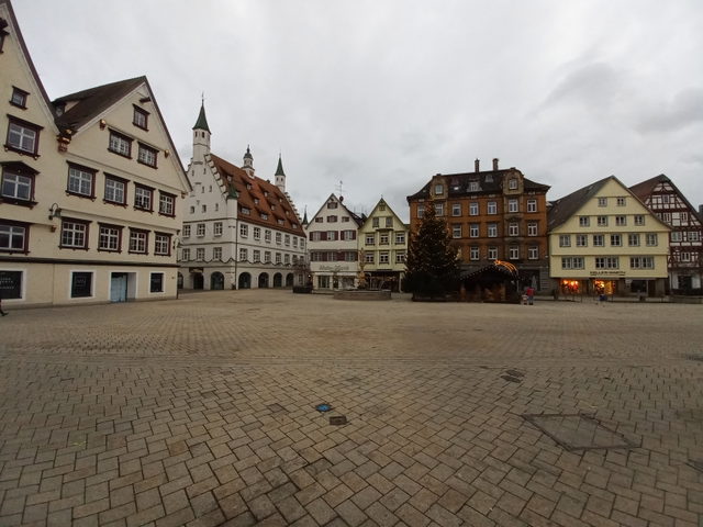Marktplatz mit historischen Häusern in Biberach an der Riß