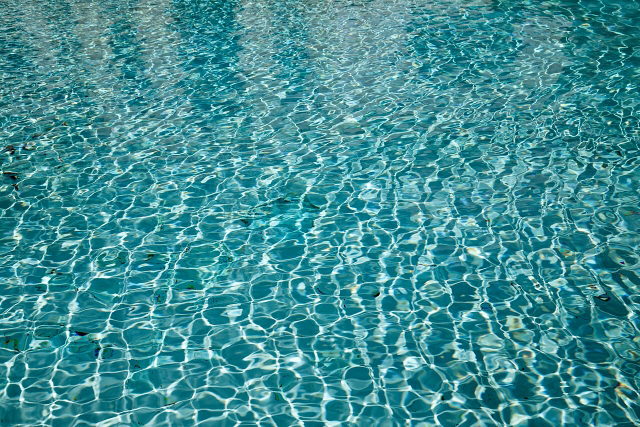 Symbolbild: Sonnenlicht auf dem Wasserspiegel eines Schwimmbeckens
