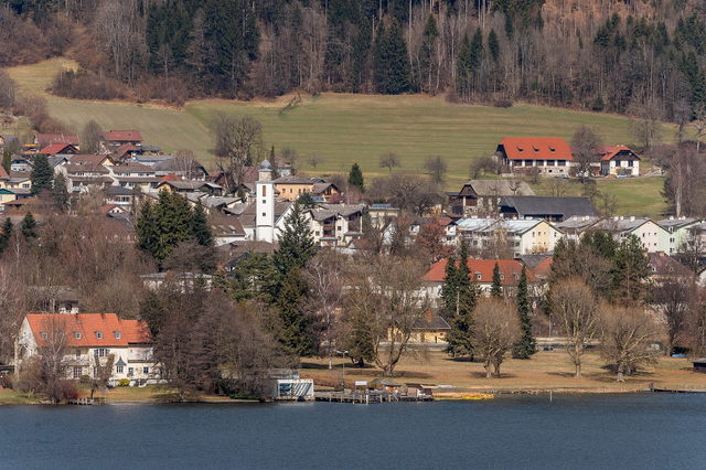 Bodensdorf mit Kirche und Seeufer