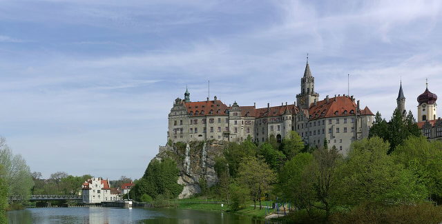 Hohenzollernschloss Sigmaringen über der Donau, vom gegenüberliegenden Ufer gesehen.