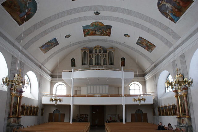 Innenraum der Pfarrkirche St. Laurentius in Sulzberg mit Blick zur Orgelempore