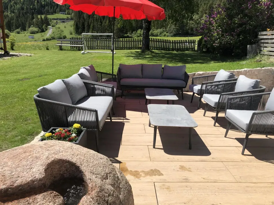 Sitzlounge auf der Terrasse des Posthansl