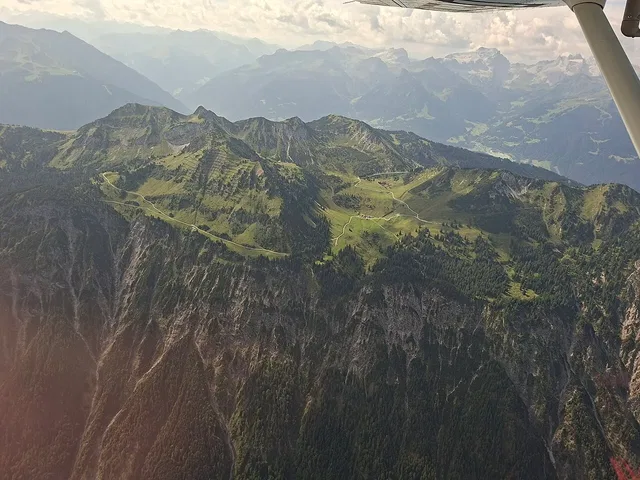 Die Itonskopfgruppe aus der Luft; die MTB-Runde verläuft über Alplegi und Falla um den Gebirgsstock.