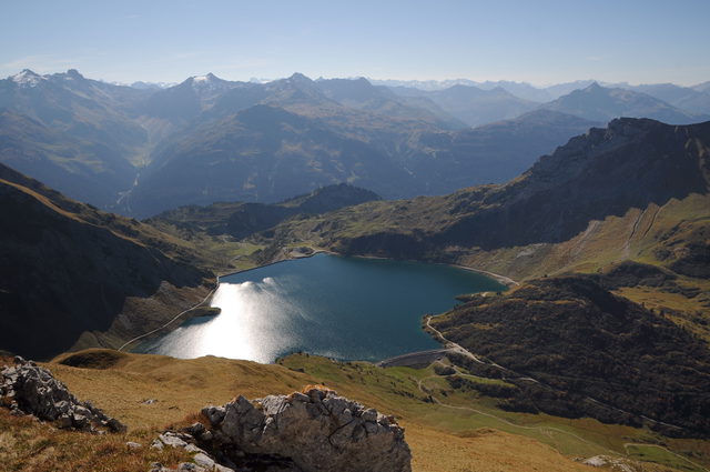 Spullersee mit den beiden Staumauern und der Berglandschaft des Lechquellengebirges.
