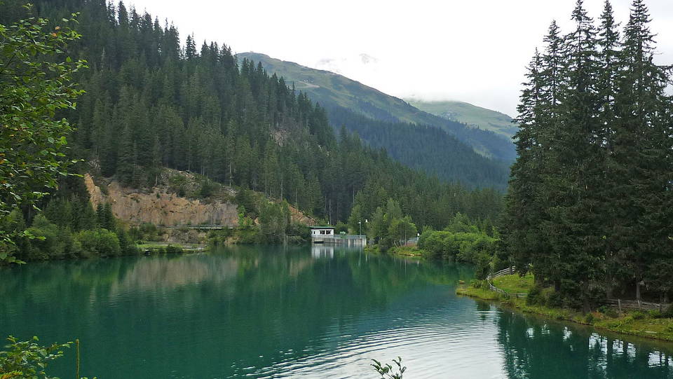 Verwallsee bei St. Anton mit Wald und Gebirgskulisse