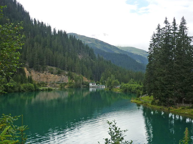 Verwallsee bei St. Anton mit Wald und Gebirgskulisse