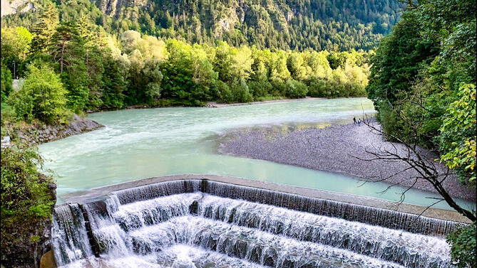 Fünf Stufen des Lechfalls mit türkisfarbenem Wasser und bewaldeten Hängen