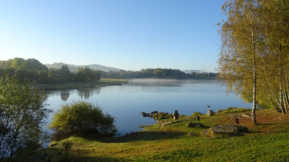 Perlsee bei Waldmünchen mit herbstlich gefärbten Uferbäumen