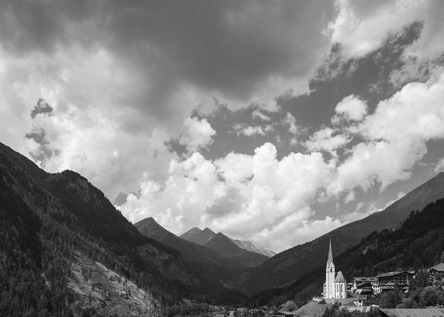 Schwarzweißansicht von Heiligenblut mit Pfarrkirche und Bergkulisse