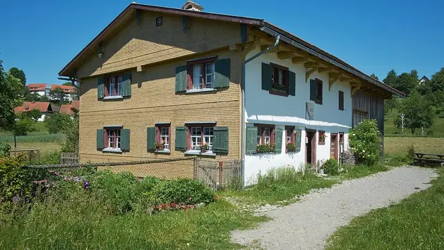 Haus Andrinet mit Garten und Kiesweg im Bauernhaus-Museum Wolfegg.