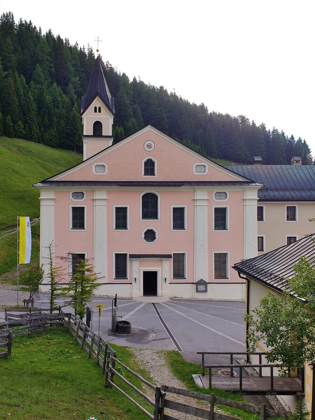 Kirche und Klostergebäude von Maria Waldrast am Waldrand