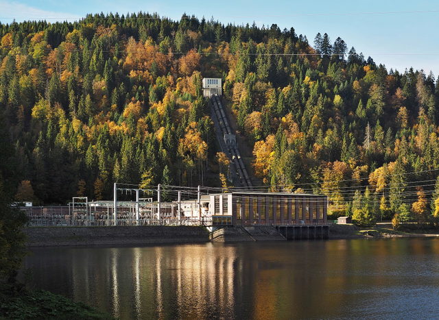 Kraftwerk und Schwarzabecken bei Häusern im Schwarzwald