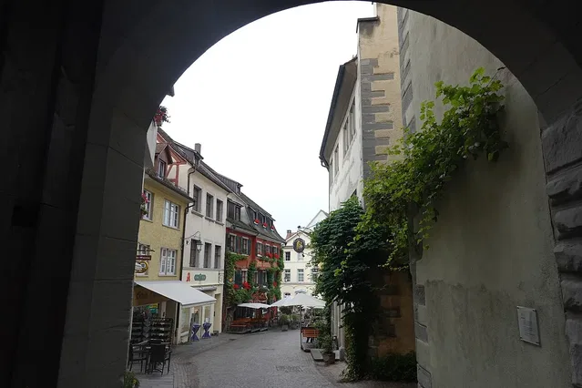 Blick durch einen Torbogen in eine Gasse der Meersburger Altstadt