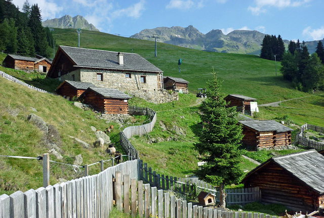 Almgebäude auf der Dias-Alpe oberhalb von Kappl