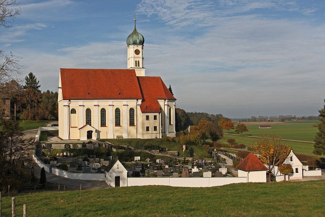 St. Georg in Kirch-Siebnach mit dem Tal im Hintergrund