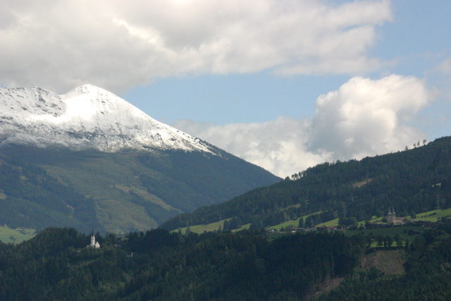 Grünes Inntal bei Weerberg mit schneebedeckten hohen Berggipfeln im Hintergrund