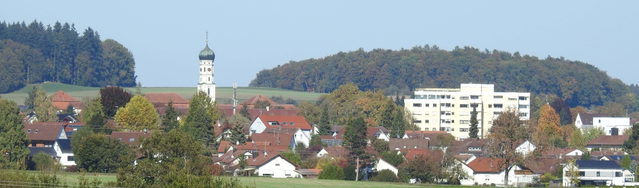 Bad Schussenried mit Klosterkirche und bewaldeten Höhen