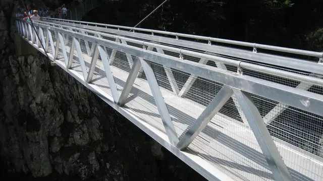 Metallene Panoramabrücke mit Gitterboden über der tiefen Leutaschklamm Ortsmotiv.