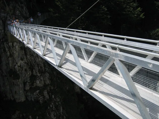 Stahlbrücke mit Gitterboden über der Leutascher Geisterklamm