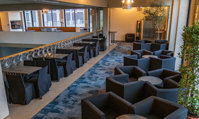 Sisi Lounge mit Tischen und Sesseln