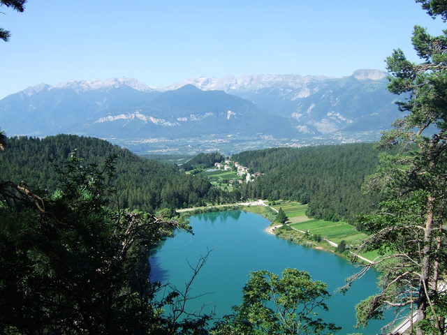 Lago di Coredo zwischen Wald und Wiesen auf der Predaia-Hochfläche