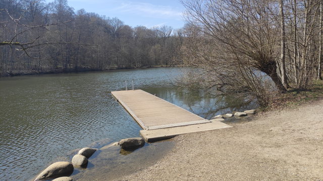 Steg am Ufer der Bürgerseen bei Kirchheim unter Teck