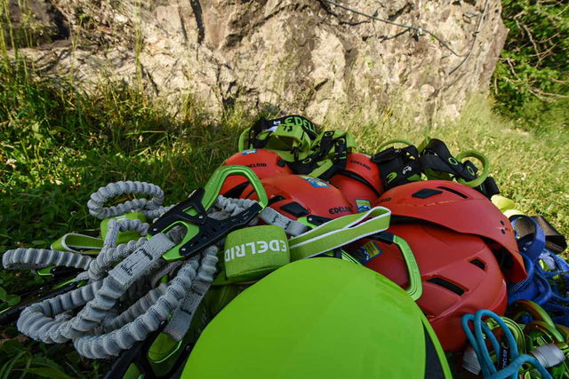 Helme, Klettergurte und Klettersteigsets als Leihausrüstung