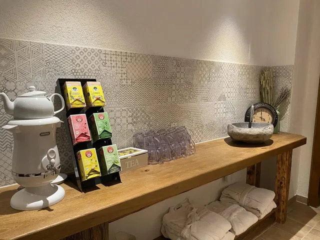 Tee- und Wasserbar mit Handtüchern im Relaxbereich