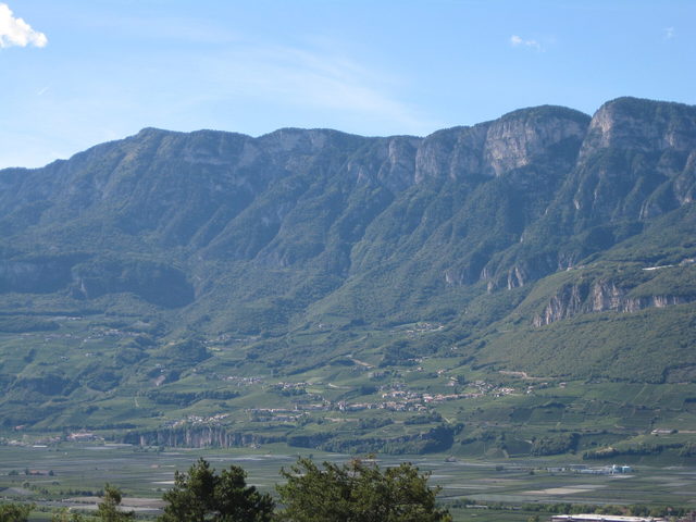 Blick von Pinzon auf Kurtatsch und die Mendelberge