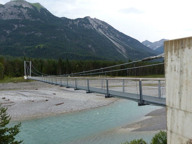 Hängebrücke Forchach über dem Lech mit Kiesbänken