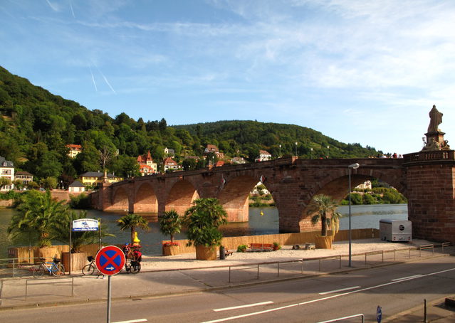 Alte Brücke über den Neckar in Heidelberg mit ihren Sandsteinbögen.