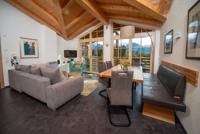 Wohn- und Essbereich der Ferienwohnung Alpenliebe mit Bergblick