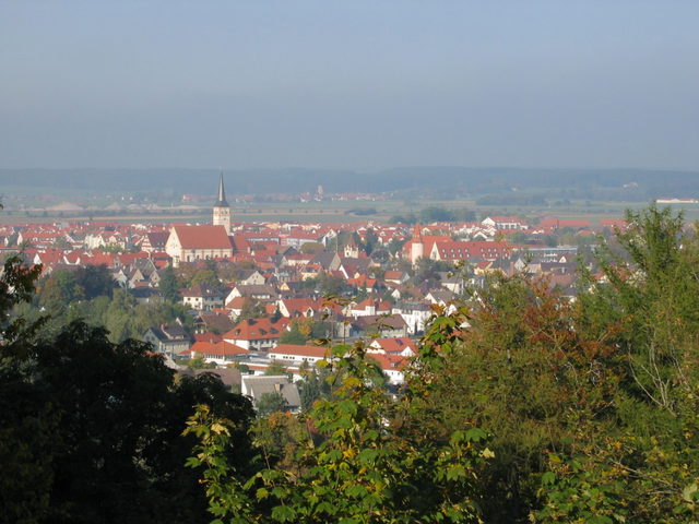 Kontextbild: Blick über Mindelheim mit Kirchturm und roten Dächern
