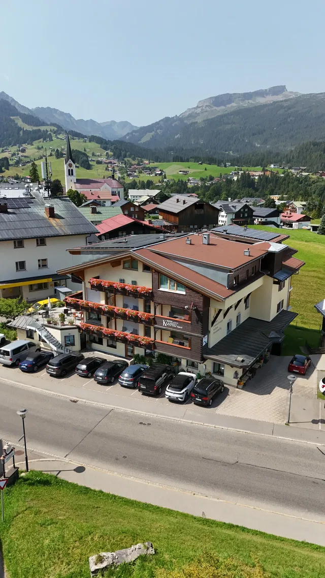 Hotel Kasimir mit blumengeschmückten Balkonen im Zentrum von Riezlern