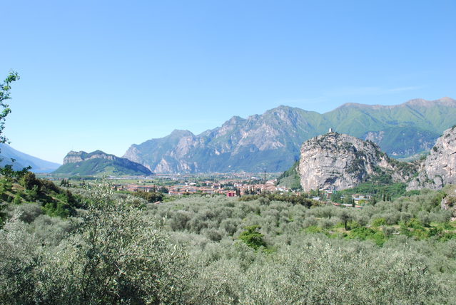 Gesamtansicht von Arco von Massone mit Altstadt, Burgfelsen und Berglandschaft