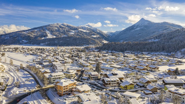 Altenmarkt im Pongau mit verschneiten Häusern und Bergen