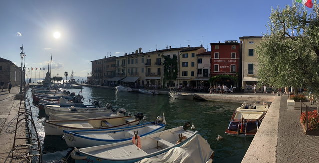 Alter Hafen von Lazise mit Booten und Uferhäusern