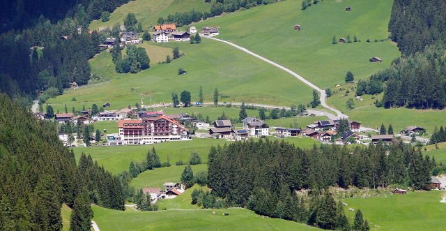 Platz im Kaunertal mit Wiesen, Waldrand und Häusern als Landschaftsmotiv