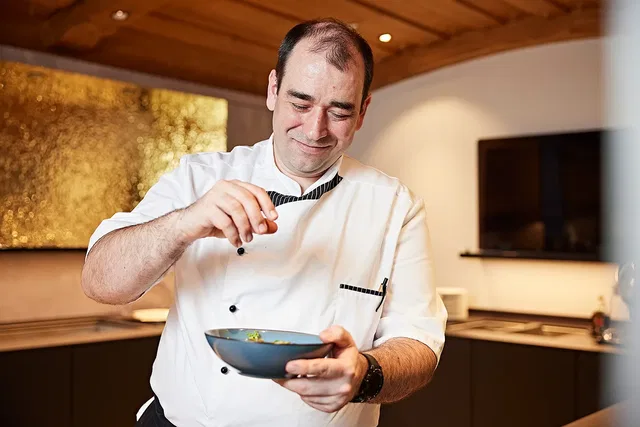 Küchenchef bei der Zubereitung im Rosenstock