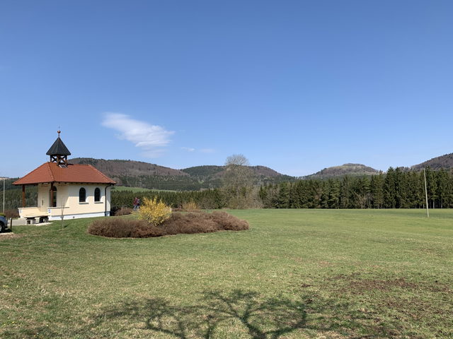 Friedenskapelle Unser Käpelle zwischen Wiesen
