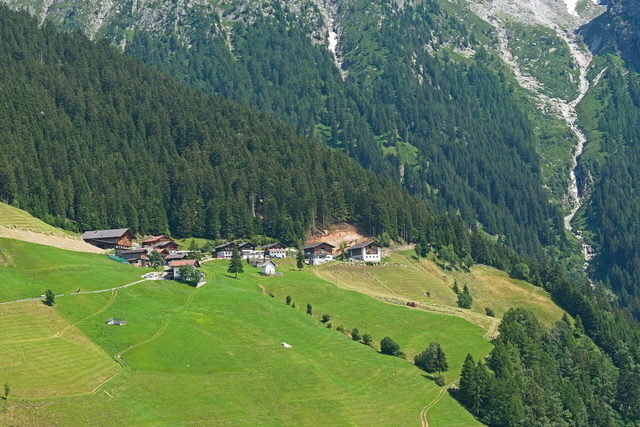 Der Bergweiler Videgg in der Gemeinde Schenna zwischen Wiesen und bewaldeten Hängen